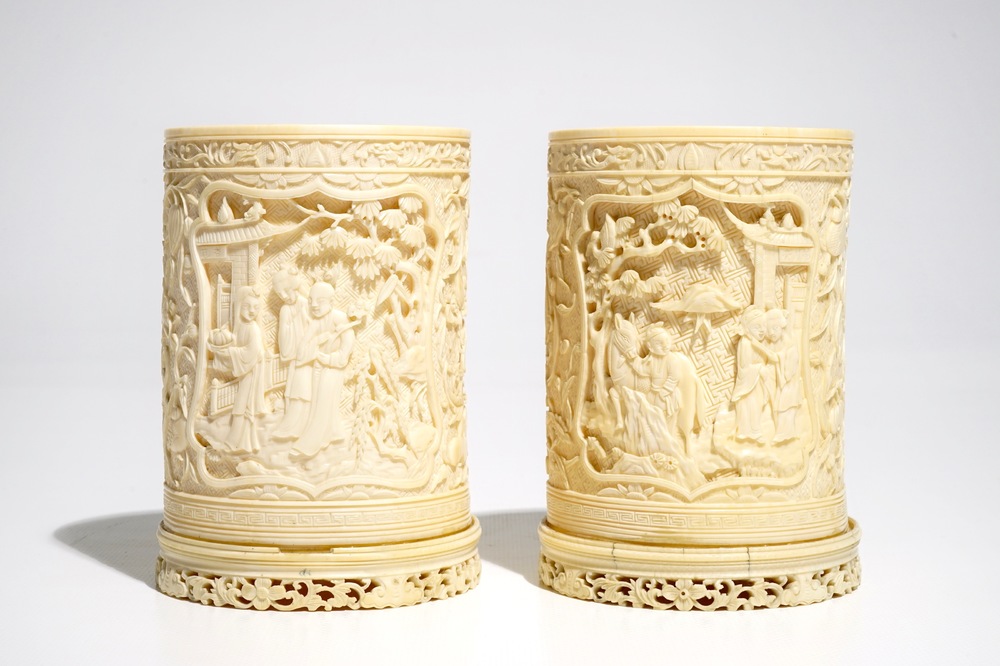 Een paar Chinese ivoren penselenbekers met figurendecor, 19e eeuw