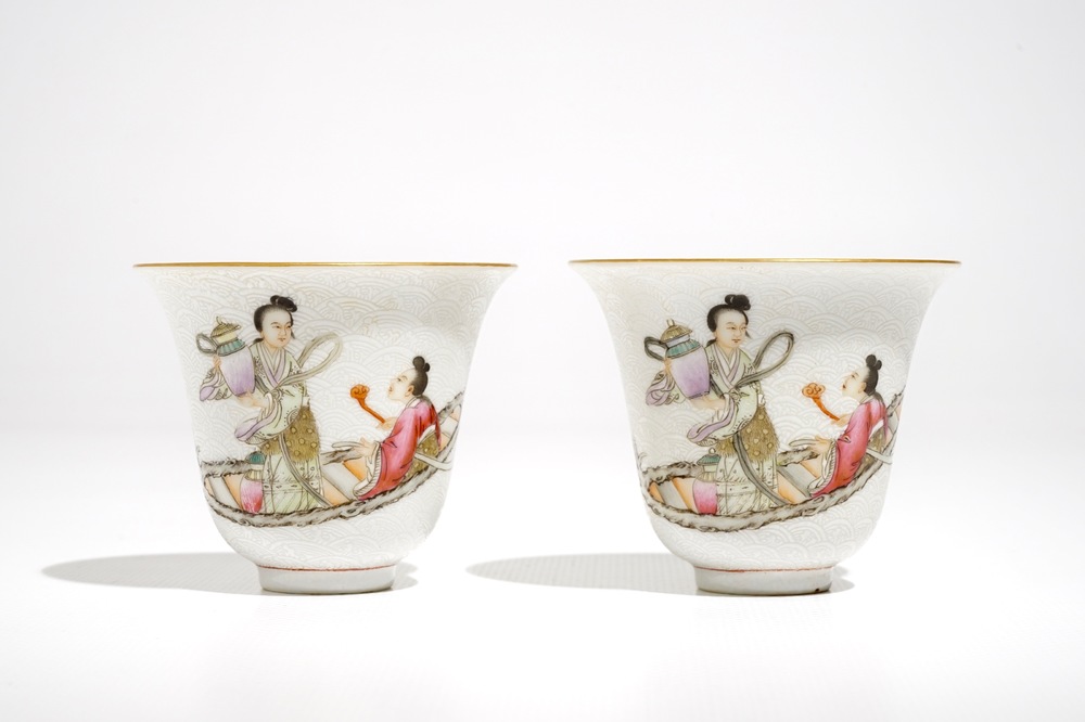 A pair of Chinese sgraffiato-ground famille rose cups, 19/20th C.