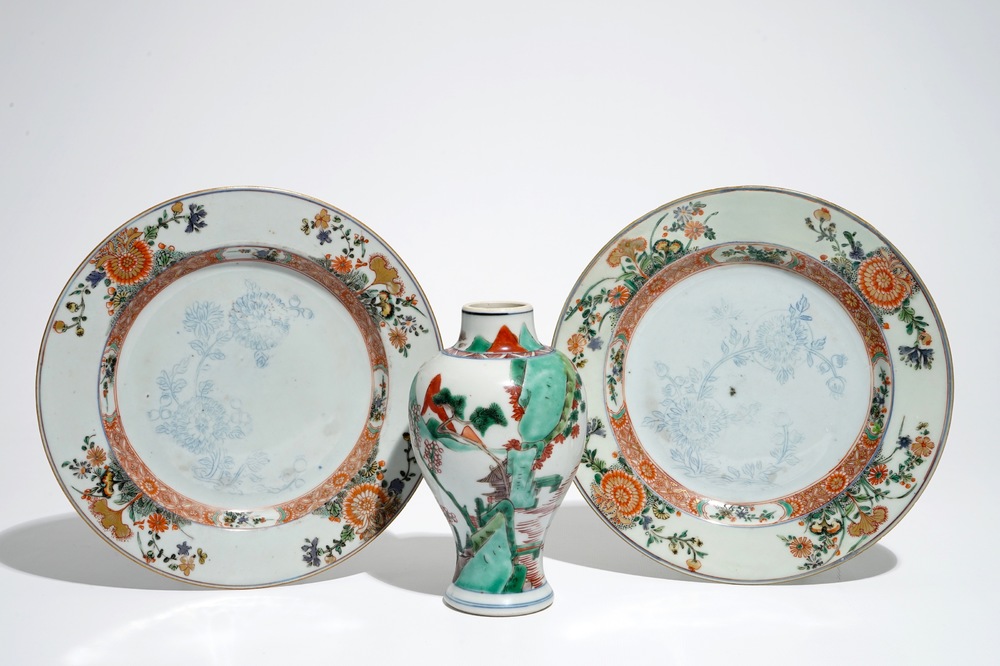 A Chinese famille verte vase and a pair of plates, Kangxi