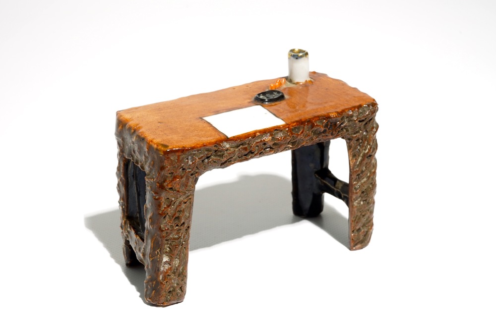 Un mod&egrave;le miniature d'un bureau de lettr&eacute; en porcelaine de Chine polychrome, ca. 1900