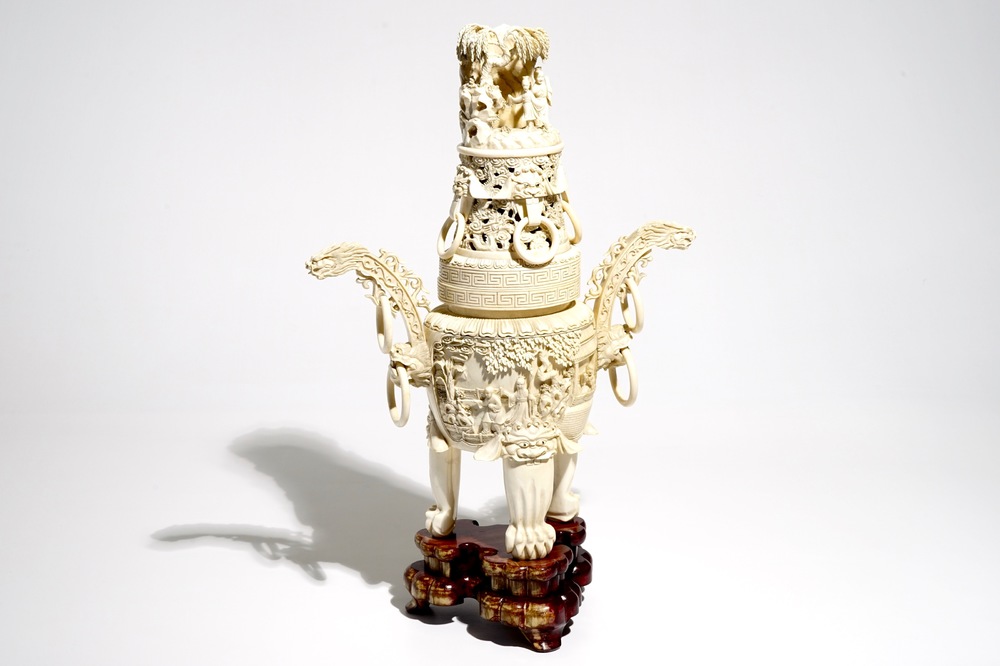 Un grand br&ucirc;le parfum en ivoire sculpt&eacute; sur socle en bois, Chine, d&eacute;but du 20&egrave;me