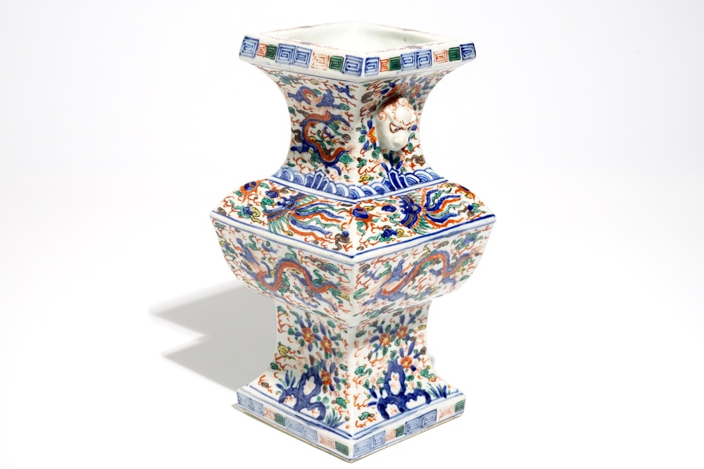 Un vase de forme gu en porcelaine de Chine wucai, 19/20&egrave;me
