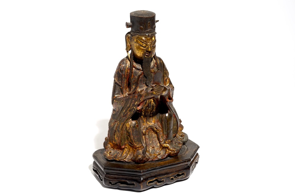 Un mod&egrave;le de Wenchang Dijun en bronze dor&eacute; et polychrom&eacute; sur socle en bois, Chine, Ming