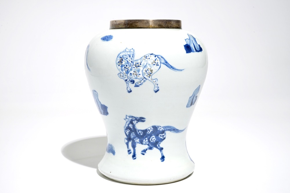 Un vase en porcelaine de Chine bleu, blanc et rouge de fer &agrave; d&eacute;cor de chevaux, Kangxi