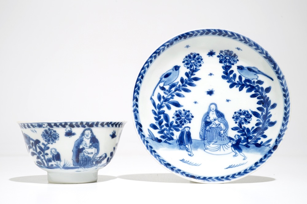 Une tasse et soucoupe en porcelaine de Chine bleu et blanc figurant La Vi&egrave;rge &agrave; l'Enfant, Kangxi