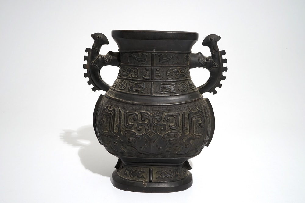 Un vase de forme hu archa&iuml;stique en bronze, 19&egrave;me