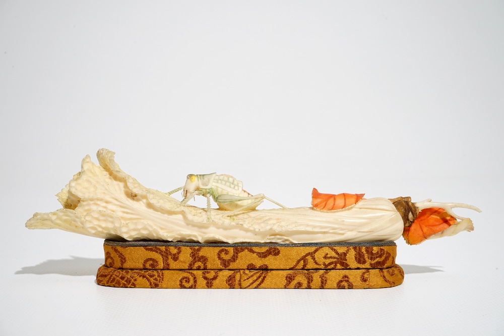 Un groupe en ivoire polychrome d'un cricket sur un chou, d&eacute;but du 20&egrave;me