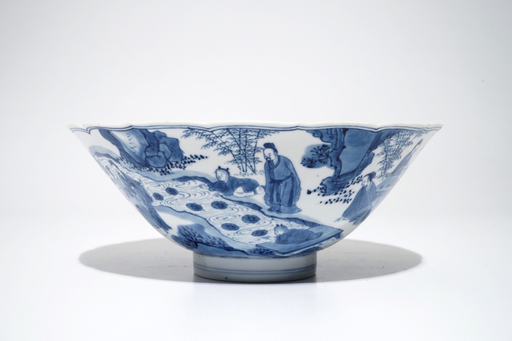 Un bol de forme conique en porcelaine de Chine bleu et blanc, marq et &eacute;poque de Kangxi