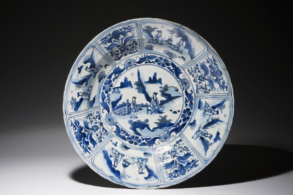Un tr&egrave;s grand plat en porcelaine de Chine bleu et blanc de type Kraak, Wanli