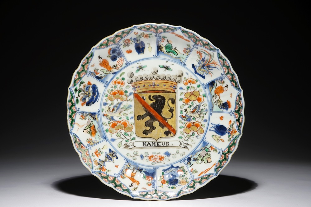 Een Chinese famille verte schotel met het wapen van Namen, Kangxi/Yongzheng