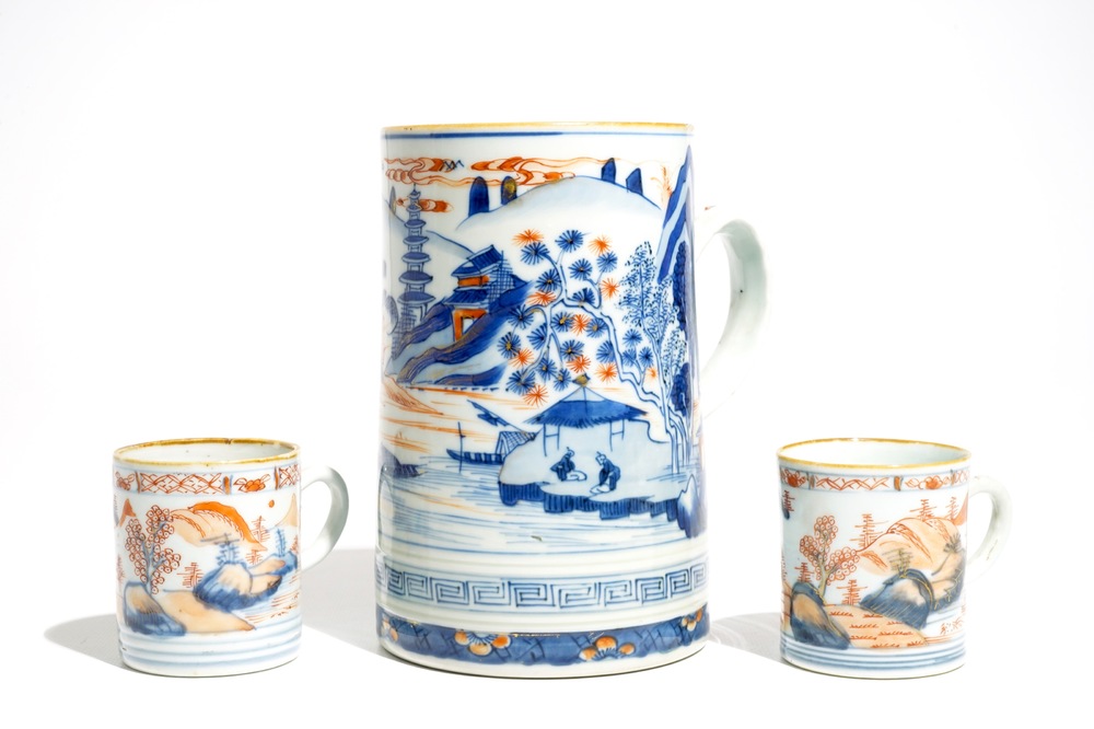 Une grande chope et une paire de petites en porcelaine de Chine de style Imari, Kangxi