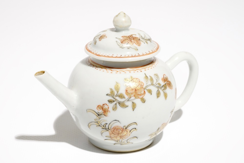 Une th&eacute;i&egrave;re miniature en porcelaine de Chine grisaille, 18&egrave;me