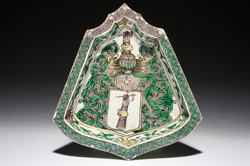 Une assiette &agrave; mendiants en biscuit famille verte aux armes de Johannes Camphuys &agrave; Batavia, Kangxi