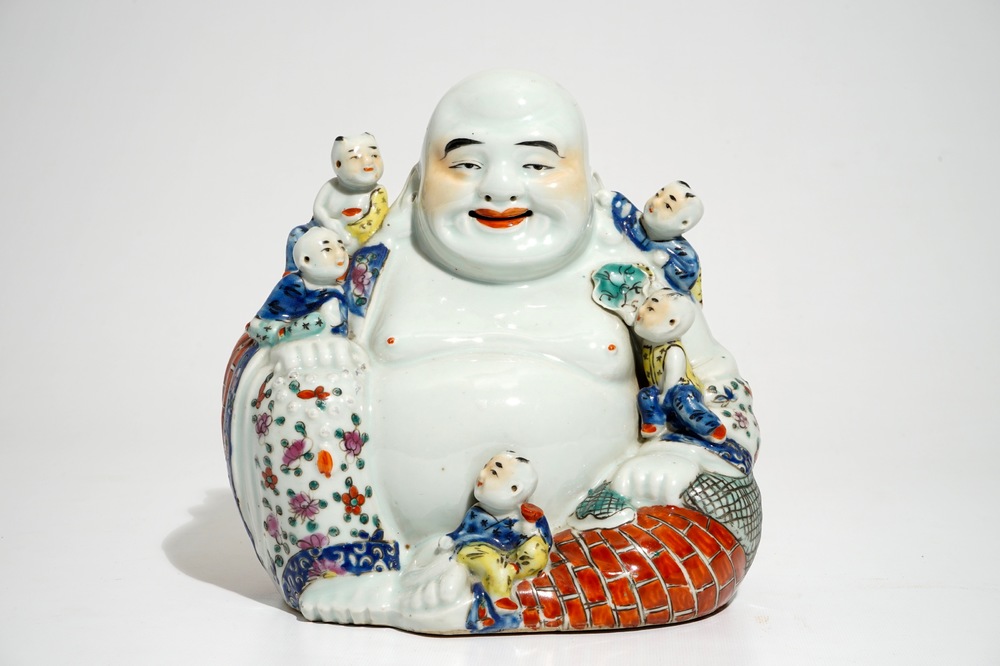 Un grand mod&egrave;le de Bouddha en porcelaine de Chine famille rose, 19/20&egrave;me