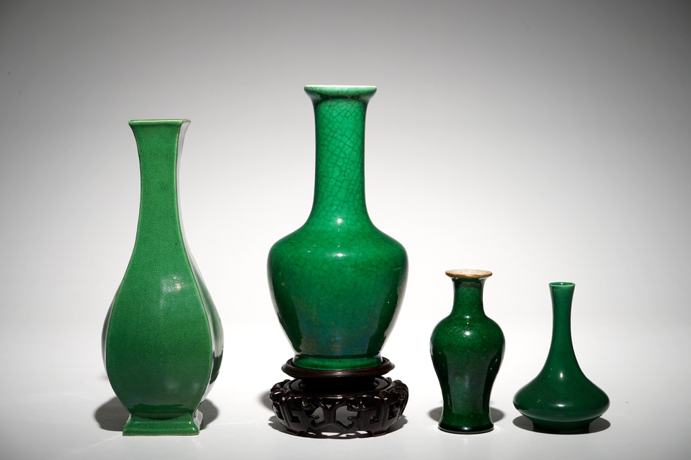 Vier diverse Chinese monochrome groene vazen, 19/20e eeuw
