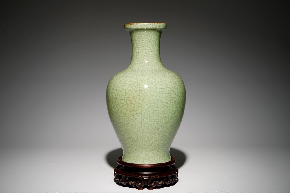 A Chinese monochrome celadon crackle-glazed vase, 19/20th C.