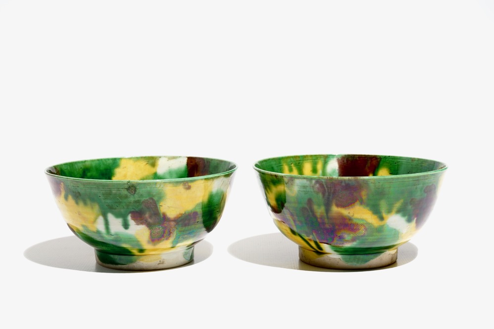 Une paire de bols en porcelaine de Chine de type &eacute;pinards et oeuf, anc. coll. Auguste le Fort, Kangxi