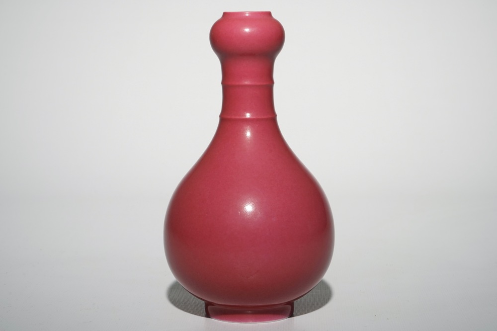 Een Chinese monochrome roze vaas, Yongzheng merk, 19/20e eeuw