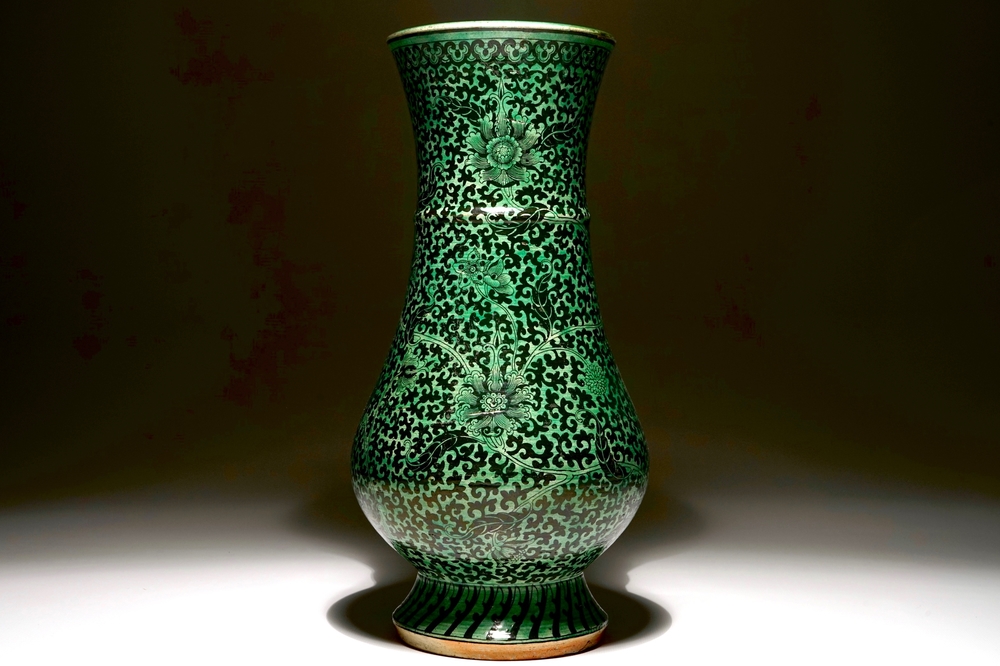 Un vase en biscuit verte-noire aux rinceaux de lotus, Chine, Kangxi