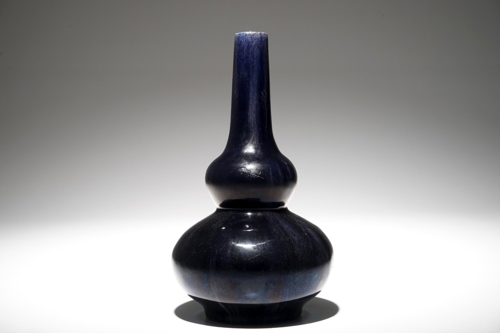 A Chinese monochrome indigo double gourd vase, 19/20e eeuw