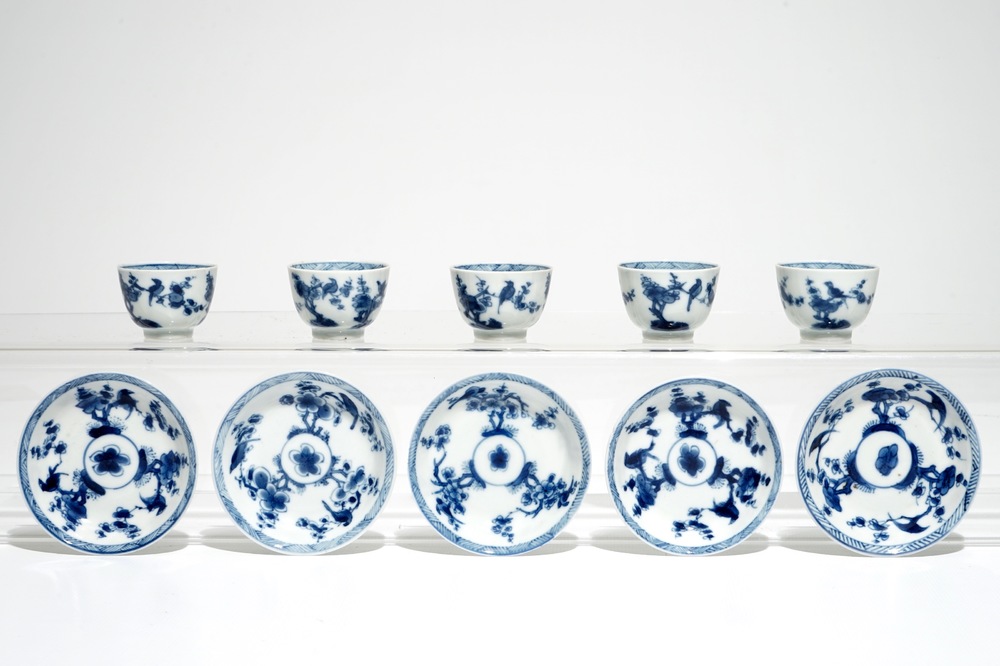 Cinq tasses et soucoupes en porcelaine de Chine bleu et blanc, Kangxi