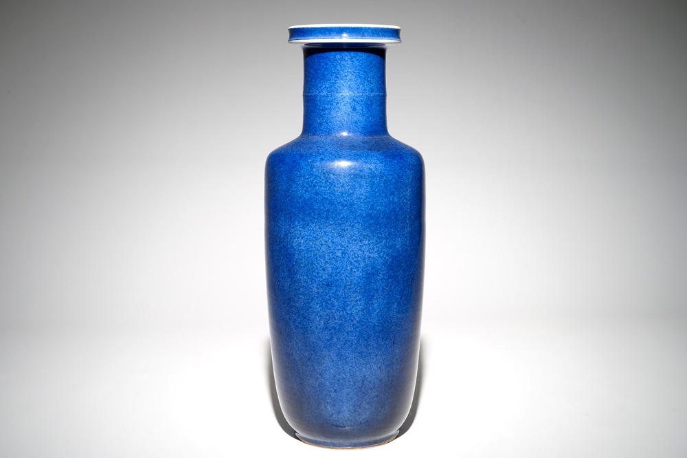 Een Chinese monochrome poederblauwe rouleau vaas, Kangxi