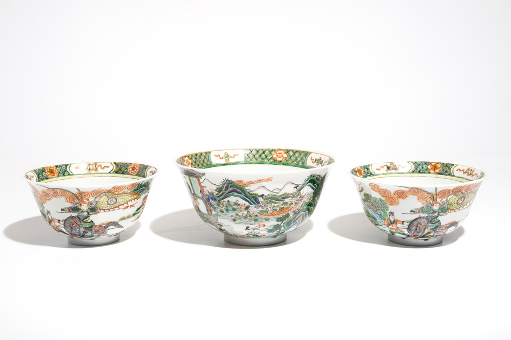 Trois bols en porcelaine de chine famille verte, 19&egrave;me