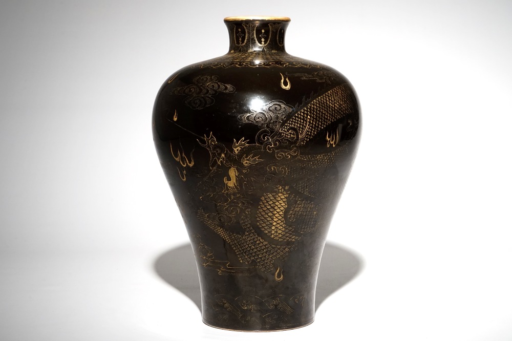 A Chinese black-glazed meiping vase with gilt dragon design, Qianlong mark, 19th C.