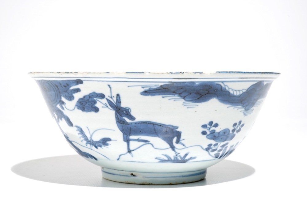 Un bol en porcelaine de Chine bleu et blanc &agrave; d&eacute;cor de cerfs, Wanli