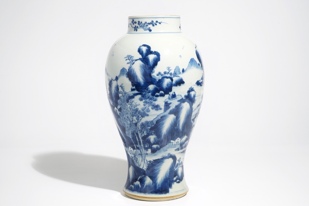 Een Chinese blauwwitte balustervaas met landschapsdecor, Kangxi