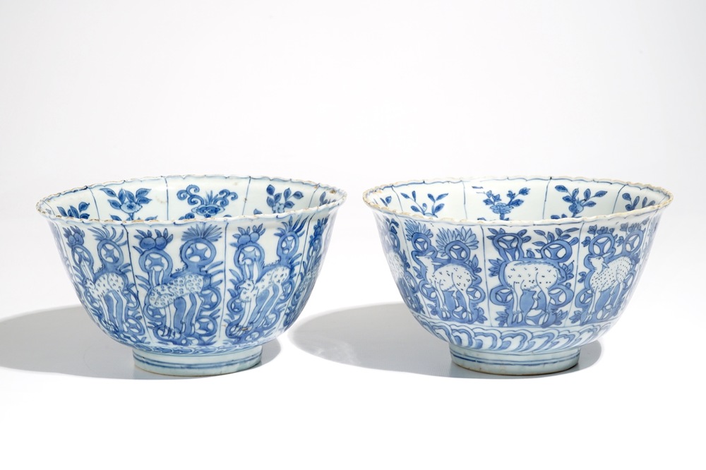 A pair of Chinese blue and white kraak porcelain deer bowls, Wanli