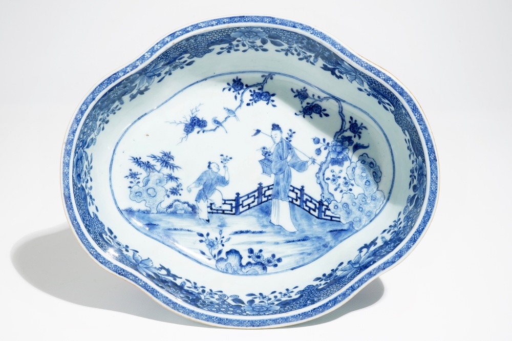 Un saladier lob&eacute; en porcelaine de Chine bleu et blanc, Qianlong