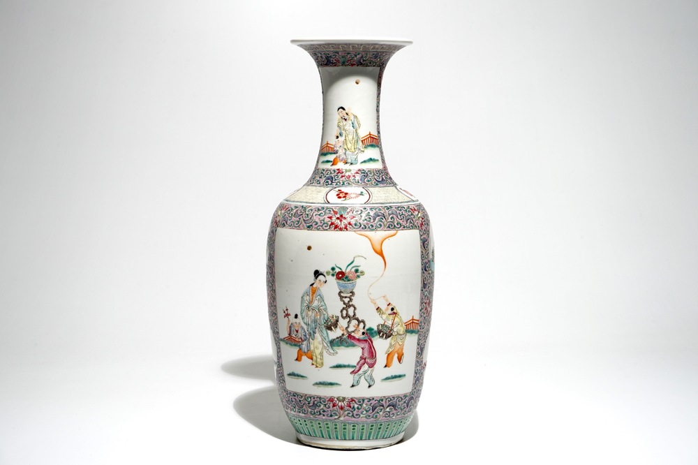Een Chinese famille rose vaas met figurendecor, 19e eeuw