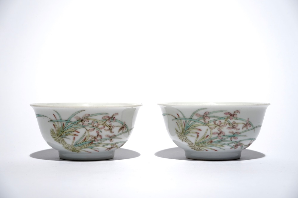 Une paire de tasses en porcelaine de Chine famille rose aux papillons et fleurs, marque de Qianlong, 19/20&egrave;me