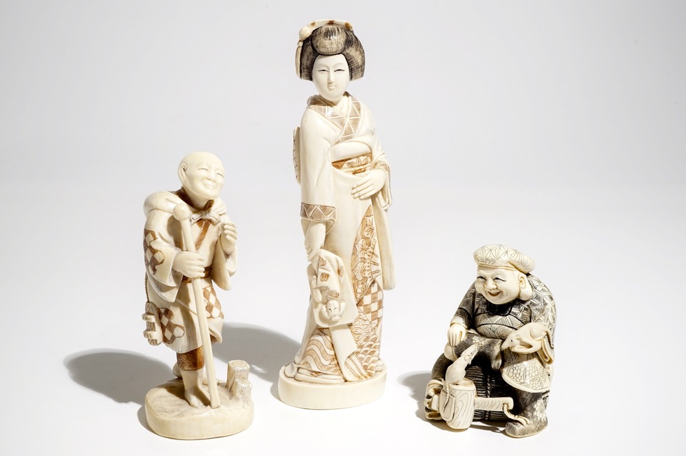 Drie gesigneerde Japanse ivoren okimono, Meiji, 19e eeuw