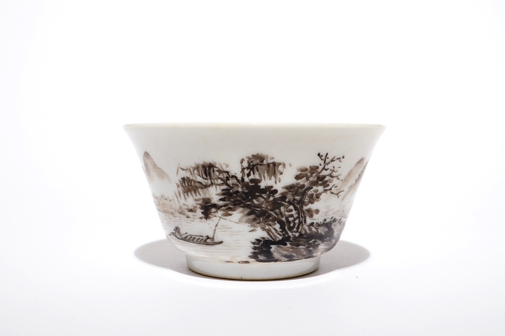 Een Chinese grisaille kop, Yongzheng merk, 19/20th C.