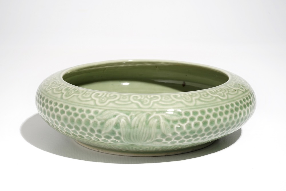 Un grand br&ucirc;le-parfum en porcelaine de Chine monochrome c&eacute;ladon, marque de Qianlong, 19/20&egrave;me