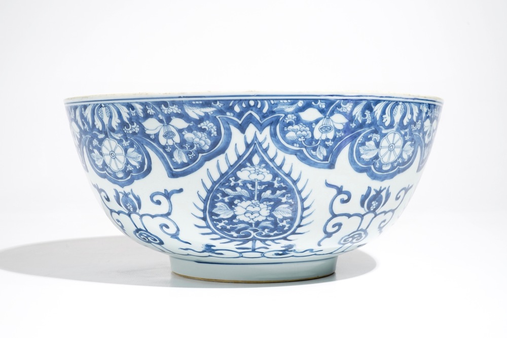 A large Chinese blue and white ornamental bowl, Kangxi