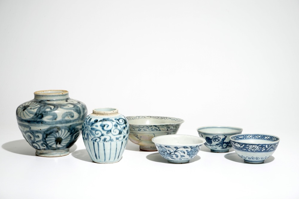 Four Chinese blue and white bowls and two jars, Ming