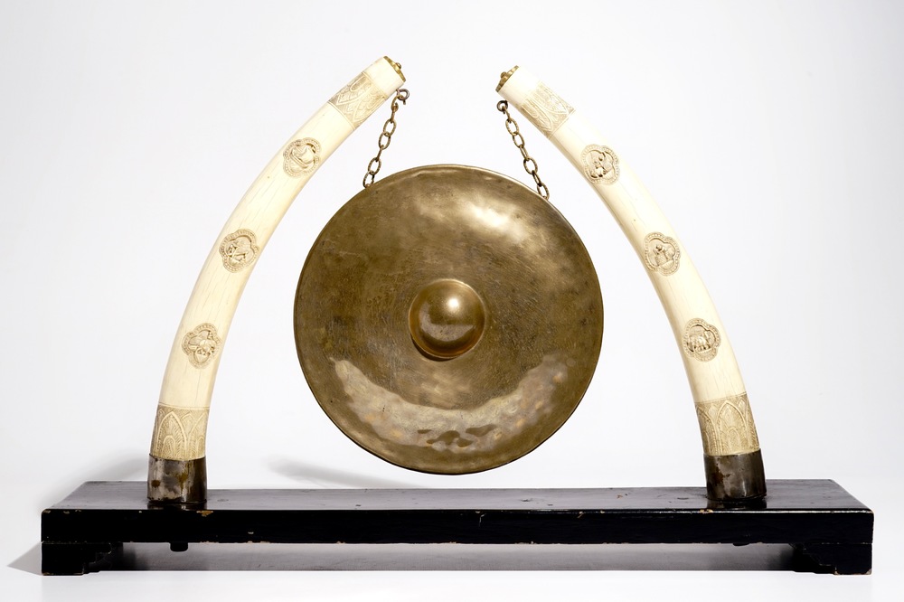 A Chinese gong with sculpted ivory tusks, 19/20th C.