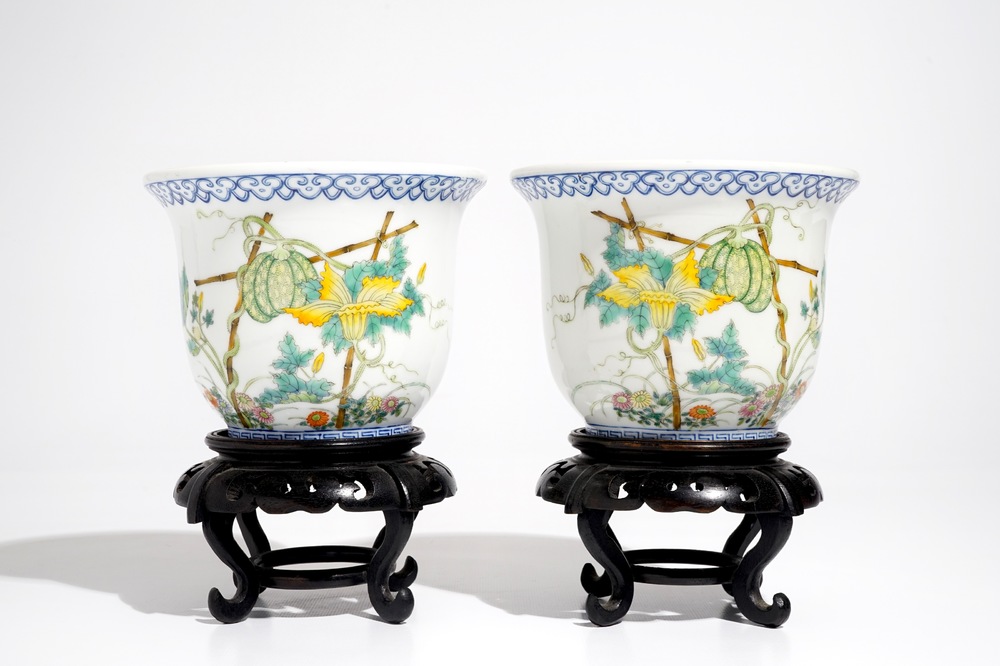 Une paire de petites jardini&egrave;res en porcelaine de Chine famille rose, d&eacute;but du 20&egrave;me
