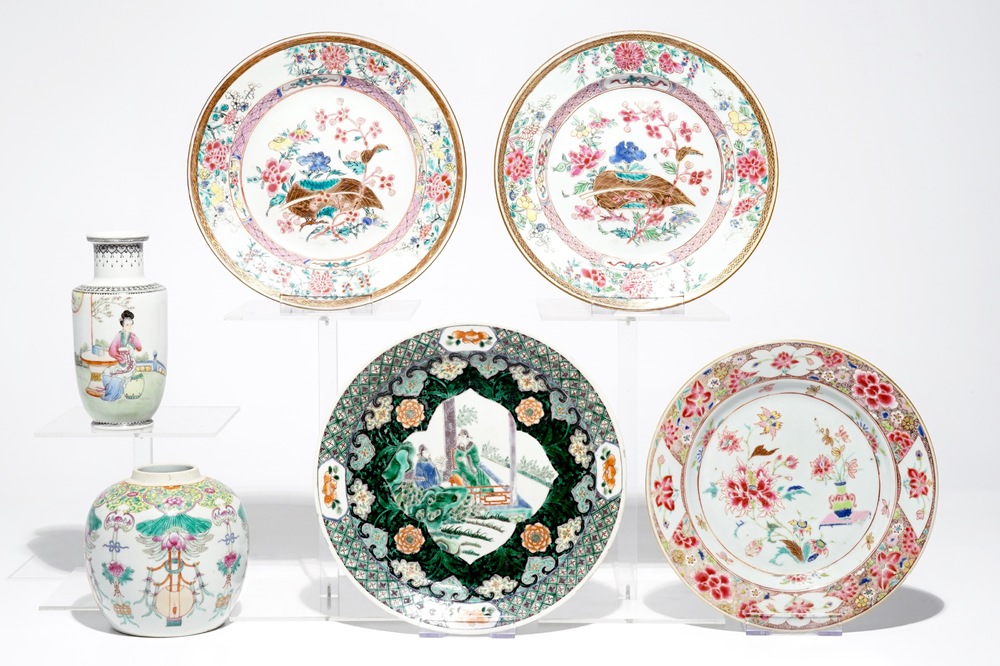 Four Chinese famille rose and verte plates and two vases, Qianlong, 19th and 20th C.