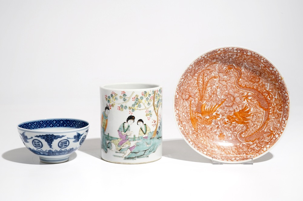 A Chinese blue and white bowl, a qianjiang cai brush pot and an iron red plate, 19/20th C.