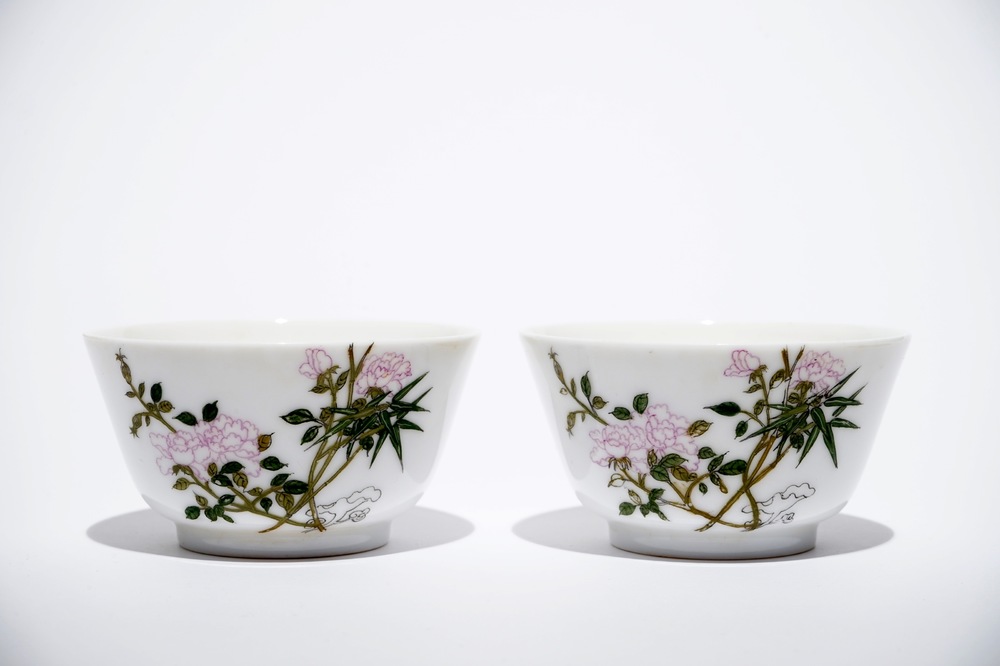 A pair of Chinese famille rose cups with floral design, 19/20th C.