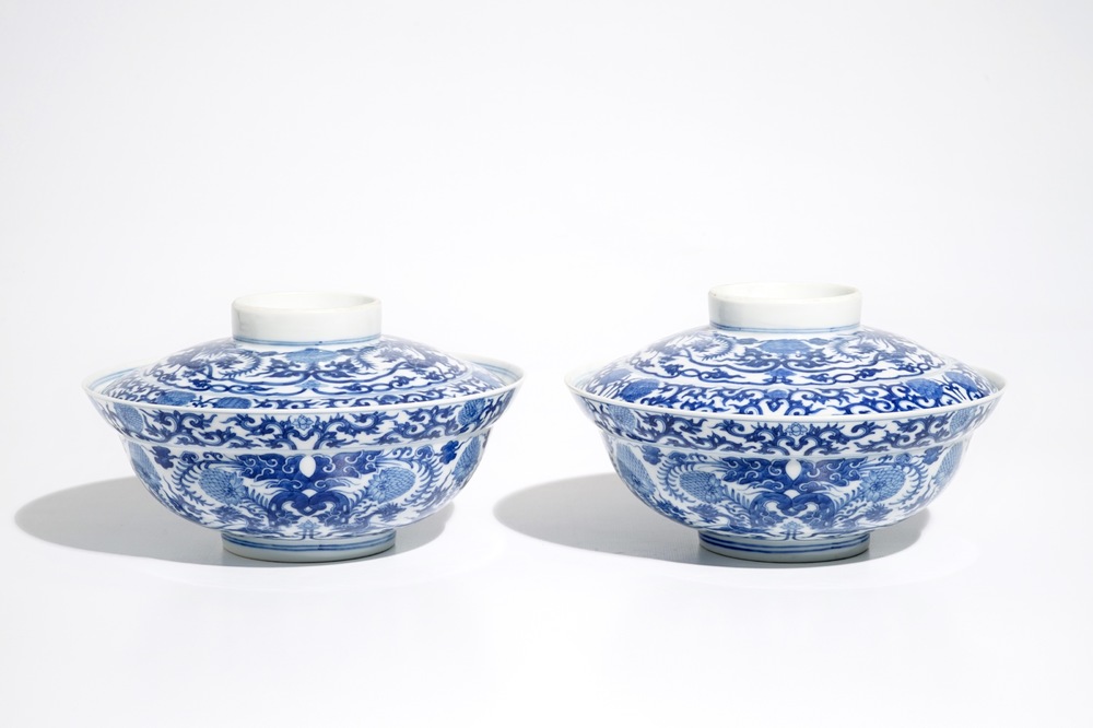 Une paire de bols couverts aux dragons en porcelaine de Chine bleu et blanc, 19&egrave;me