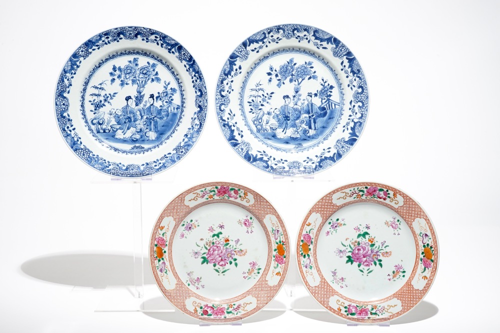 Une paire de plats en porcelaine de Chine bleu et blanc et une paire d'assiettes famille rose, Qianlong