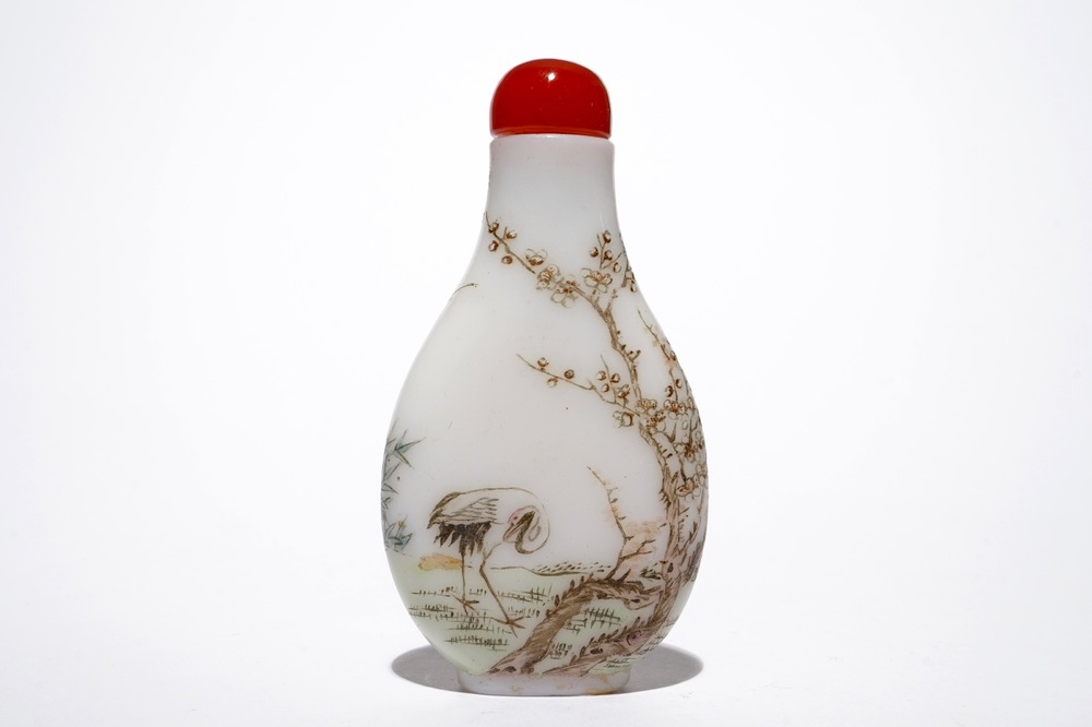 Een Chinese glazen snuiffles met kraanvogeldecor, 19/20e eeuw
