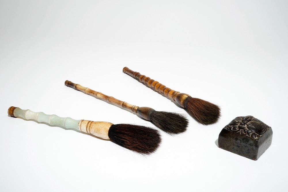 Un sceau et trois pinceaux de calligraphie en bambou, jade et corne, Chine, 19/20&egrave;me