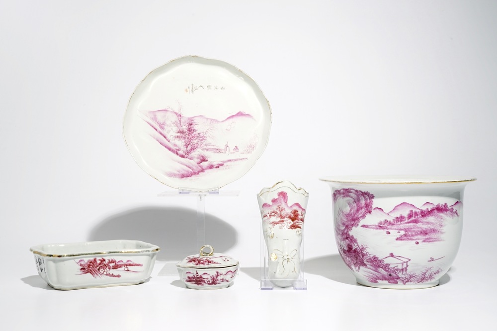 Vijf Chinese stukken met fuchsia decor uit een groter geheel, begin 20e eeuw
