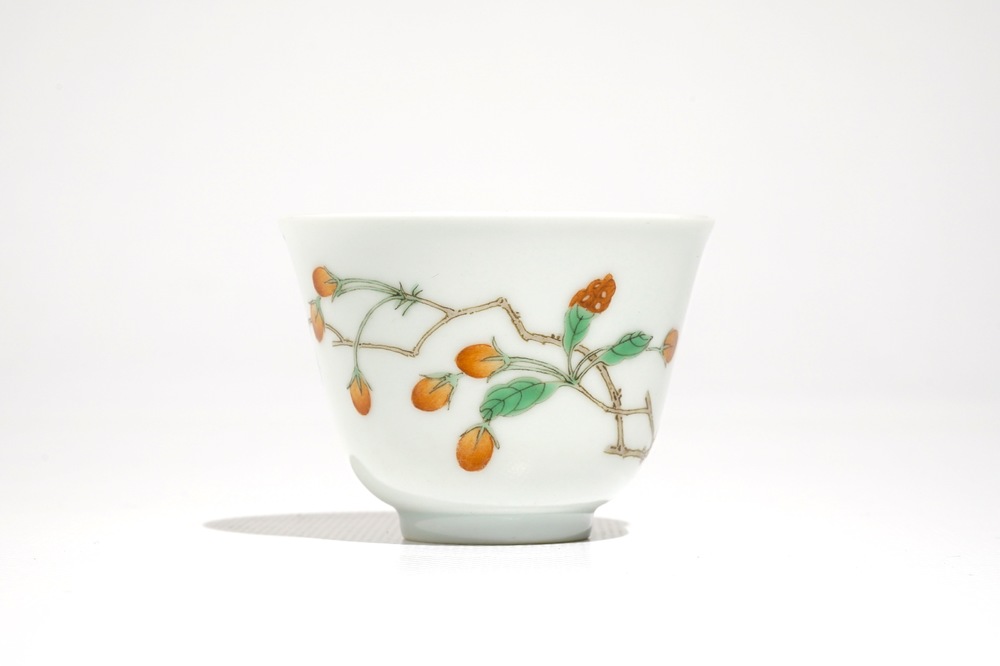 A Chinese famille verte cup with goji branches, Kangxi mark, 19/20th C.
